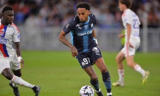 朗斯主场迎战马赛，争夺法甲榜首，主场防守强、反击高效，有望打破马赛不败金身。