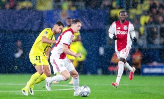 欧冠激战：阿贾克斯主场逆转比利亚雷亚尔，连胜保留出线希望