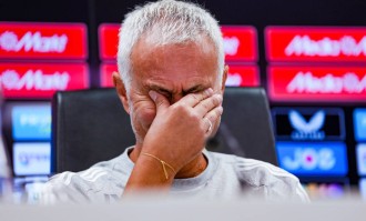 前曼联传奇范佩西首战穆里尼奥，欧冠资格赛爆冷告捷！