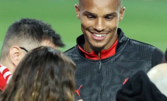 AC米兰遭截胡！曼联“水货”1条件吓退红黑军，欧冠劲旅送9号球衣