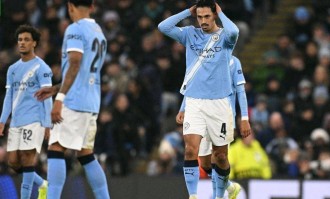 轮换10人0-2爆冷！曼城欧冠主场败北，球迷怒批瓜帅：太瞧不起对手